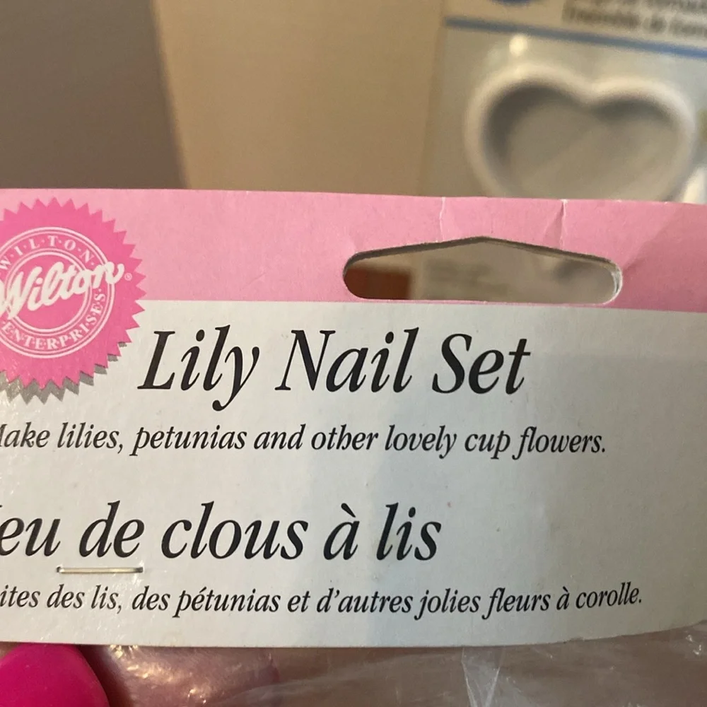 Wilton White Cake Toppers Calla Lily formers & nail set cake decorating